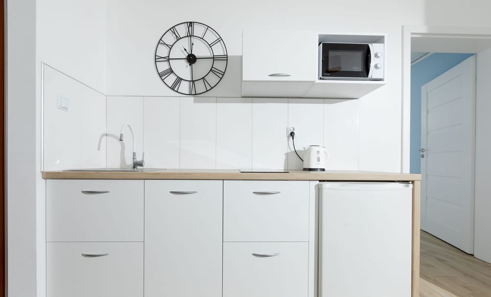 Deluxe Apartment (Czteroosobowy z Balkonem Francuskim) | Private kitchen | Mini-fridge, microwave, electric kettle