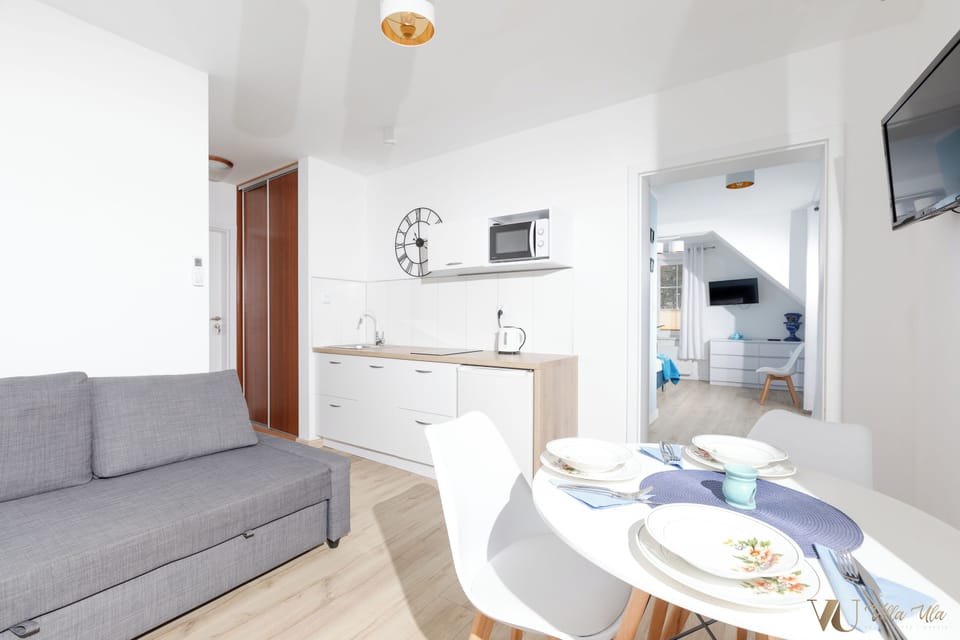 Deluxe Apartment (Czteroosobowy z Balkonem Francuskim) | Hypo-allergenic bedding, blackout drapes, iron/ironing board, free WiFi