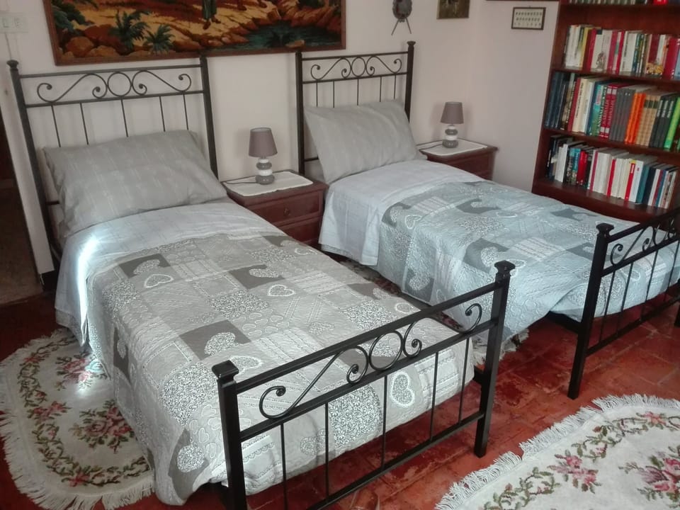 Twin Room | Minibar, free WiFi, bed sheets