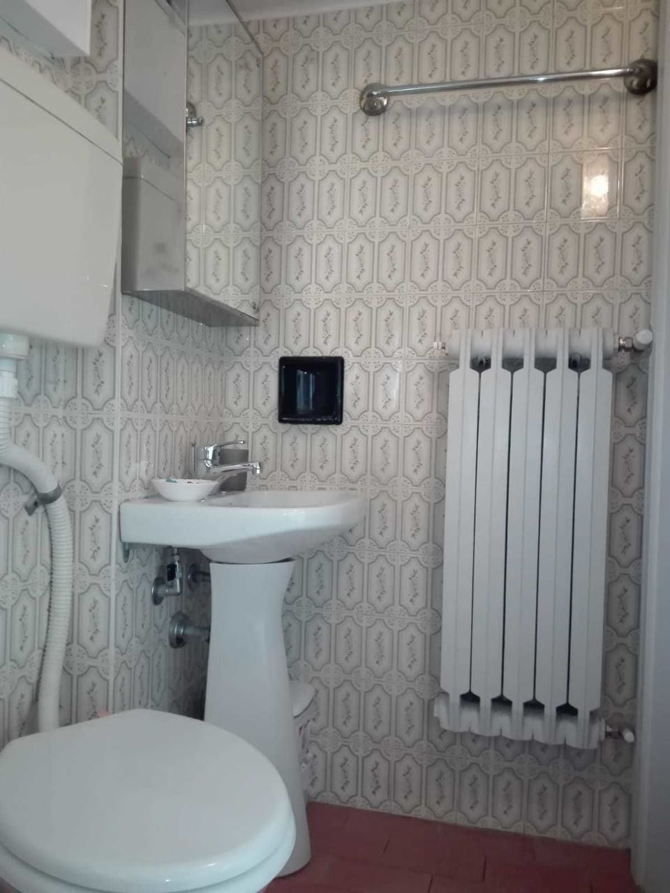 Twin Room | Bathroom | Shower, rainfall showerhead, free toiletries, hair dryer