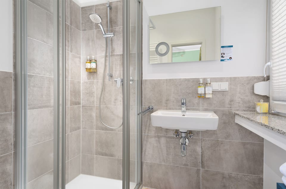 Superior Double Room | Bathroom | Shower, free toiletries, hair dryer, bathrobes