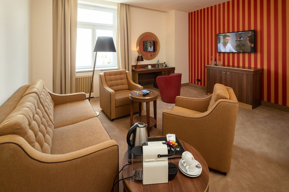 Executive Suite | Hypo-allergenic bedding, pillowtop beds, in-room safe, desk