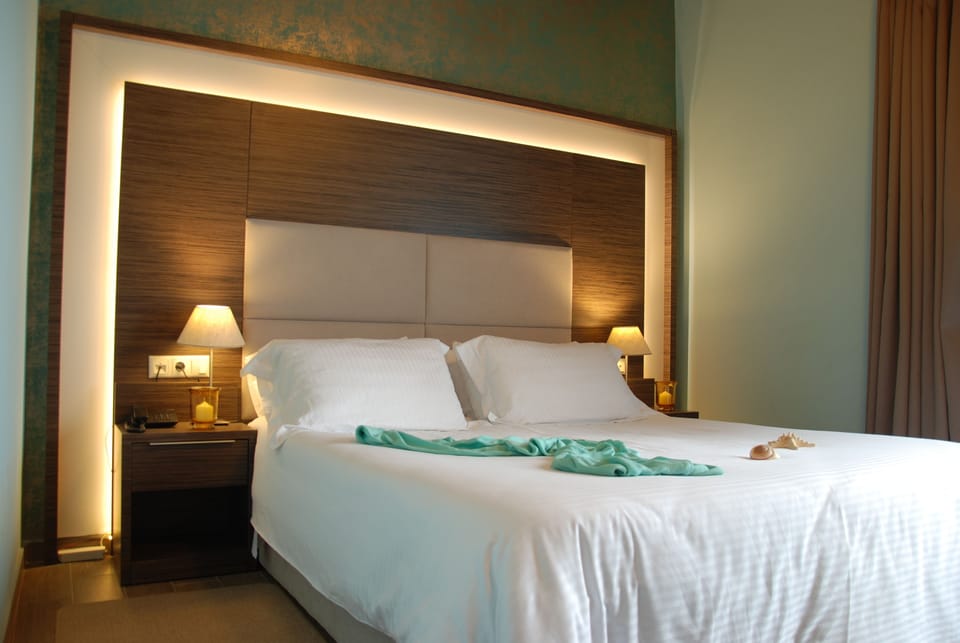 Apartment, 1 Bedroom | In-room safe, desk, blackout drapes, soundproofing