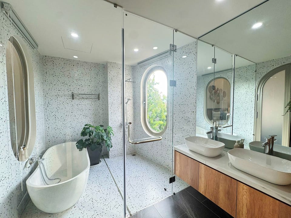 Deluxe Studio, Non Smoking, Bathtub | Bathroom | Shower, hydromassage showerhead, designer toiletries, hair dryer