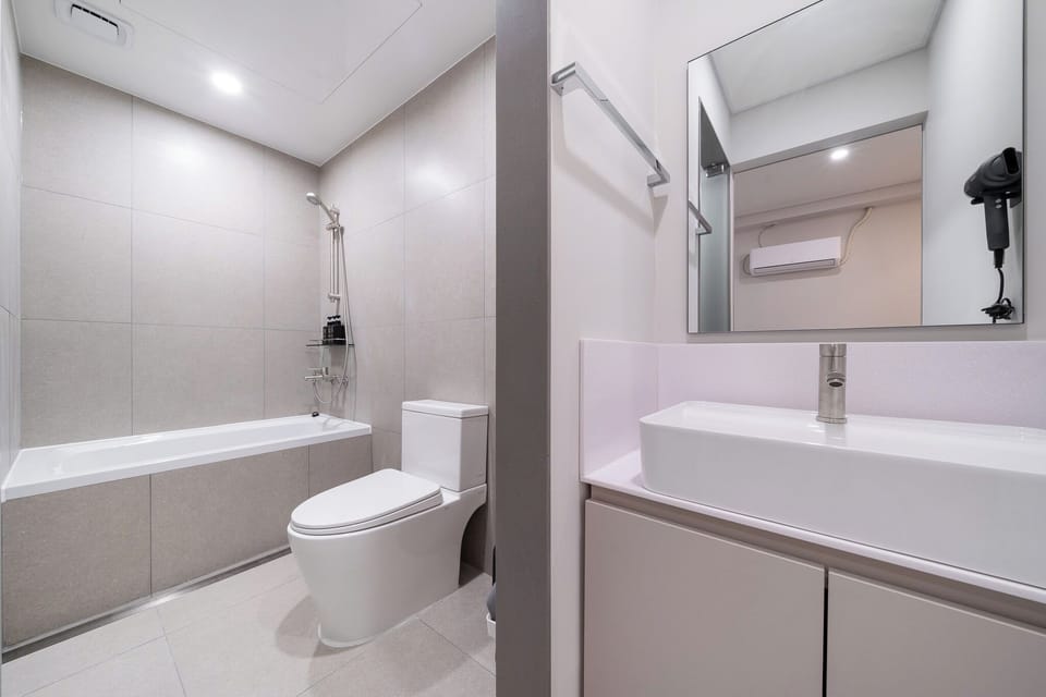 Premium Room, 1 Queen Bed, Non-Smoking, City View, No Parking, Check-in after 6 PM | Bathroom | Hair dryer, bathrobes, slippers, towels