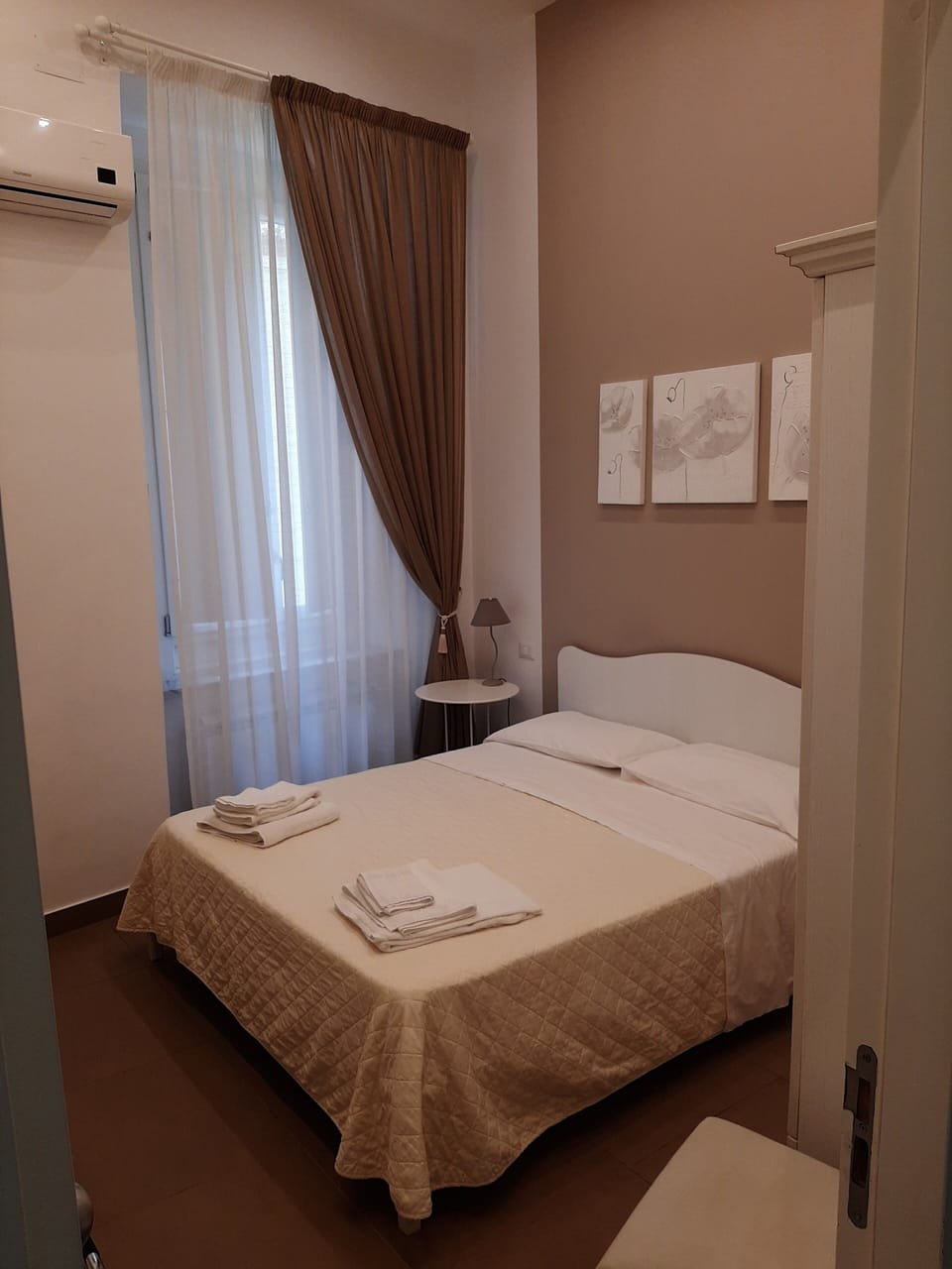 Basic Double Room | Minibar, in-room safe, individually decorated, individually furnished