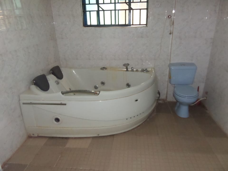 Luxury Suite, 1 Queen Bed, Non Smoking | Bathroom | Shower, towels
