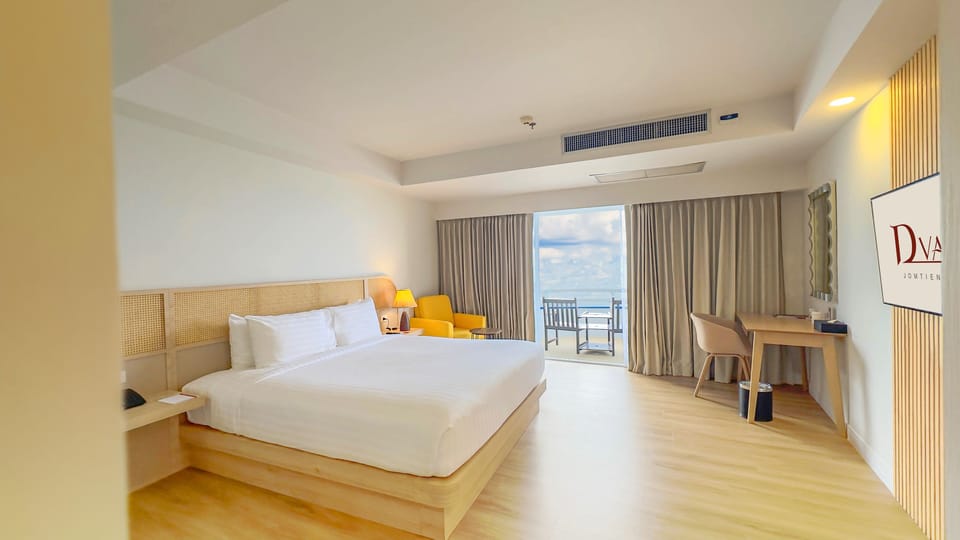 Premier Deluxe Ocean View | In-room safe, desk, soundproofing, free cribs/infant beds