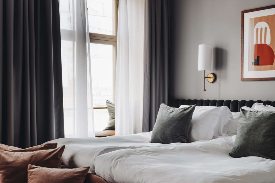 Premium bedding, in-room safe, free WiFi