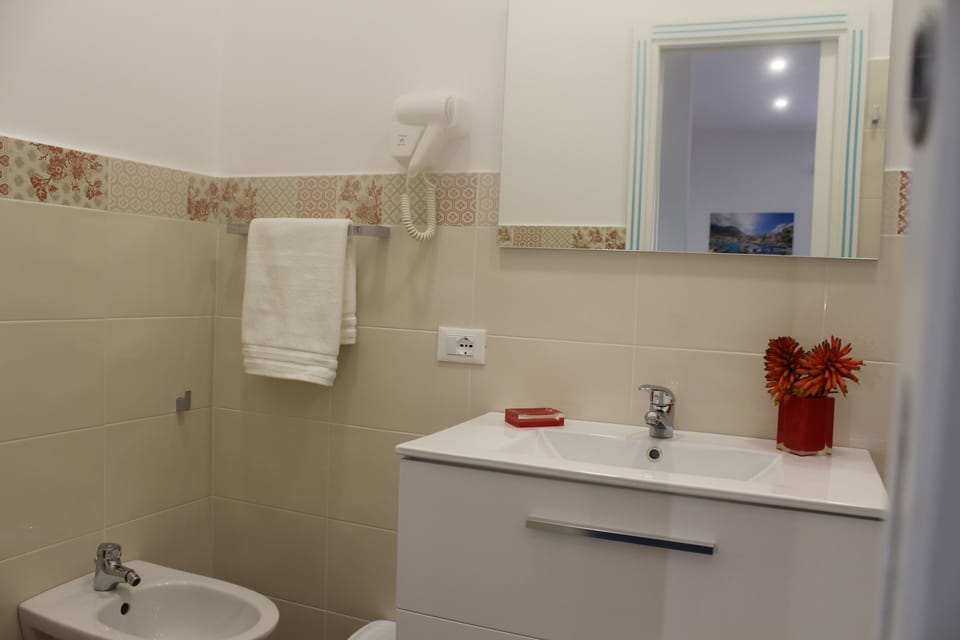 Shower, rainfall showerhead, free toiletries, hair dryer