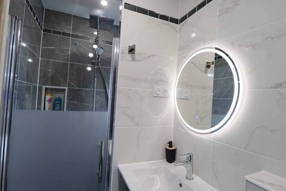 Double Room, Ensuite | Bathroom | Slippers