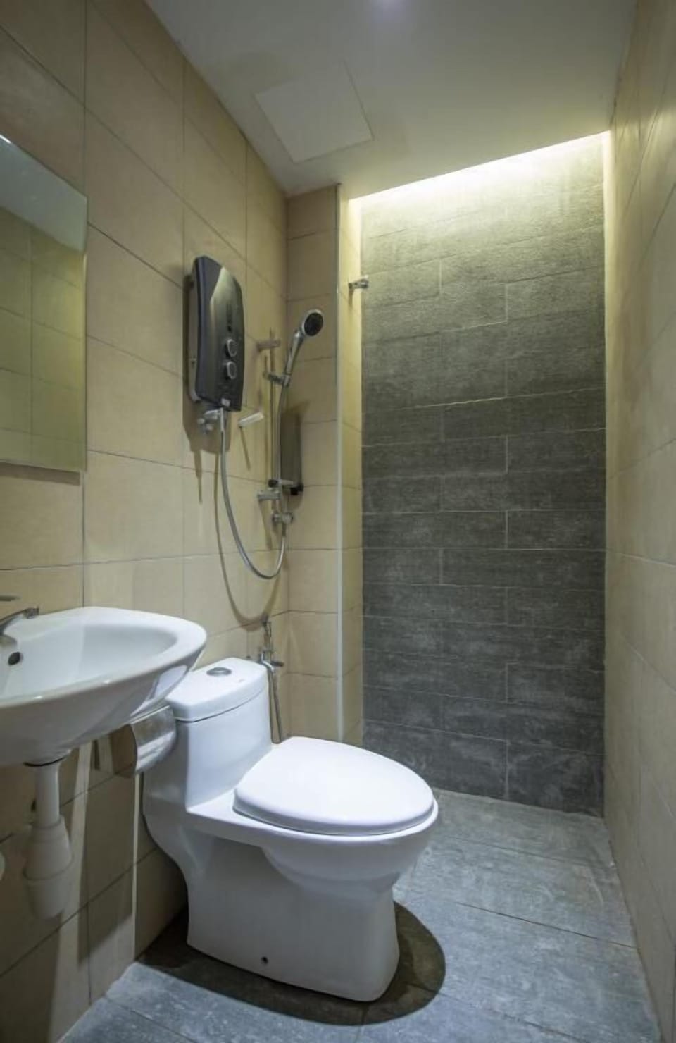 Shower, free toiletries, towels