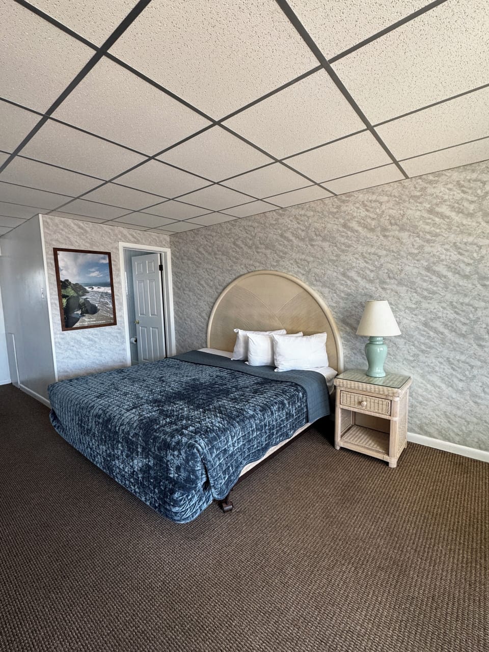 Standard Room, 1 King Bed, Refrigerator | Free WiFi, bed sheets