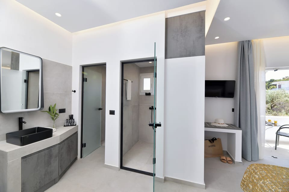 Superior Room | Bathroom | Free toiletries, hair dryer, towels, soap