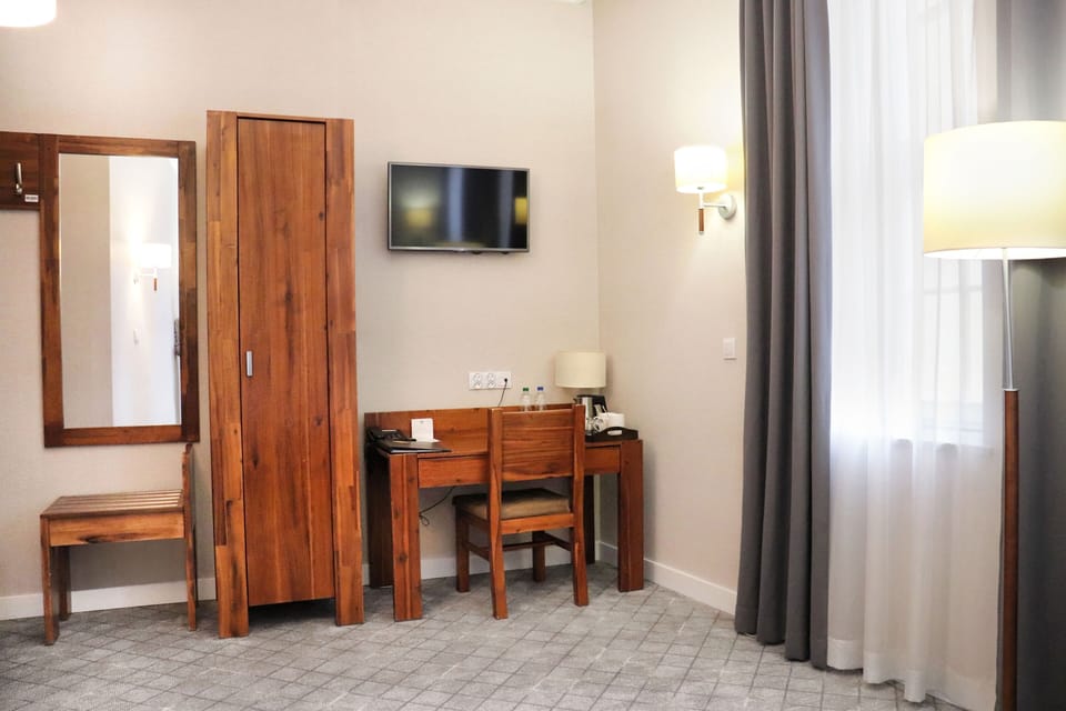 Twin Room | Desk, laptop workspace, soundproofing, iron/ironing board (on request)