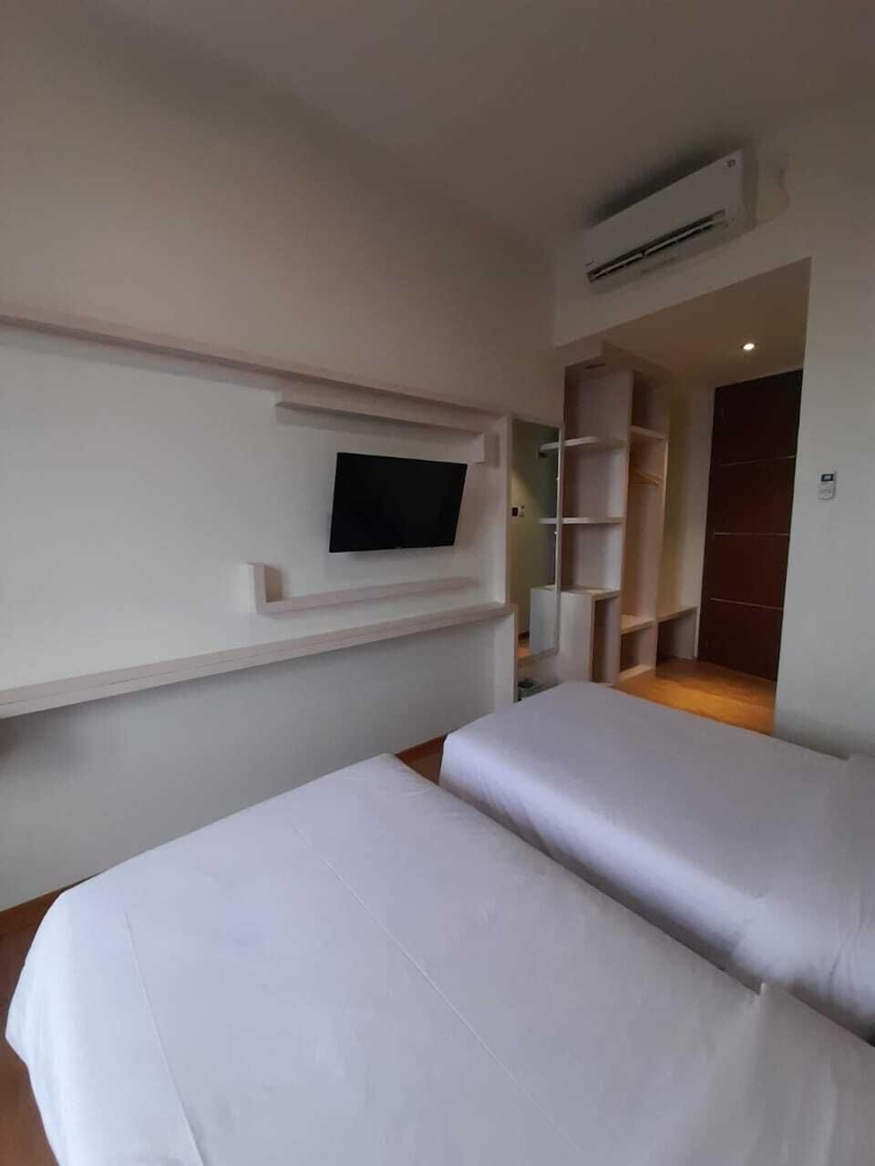 Desk, WiFi (free), bed sheets
