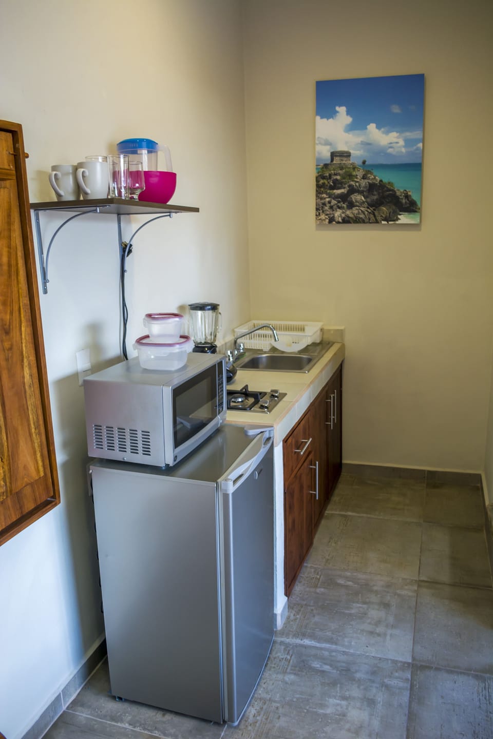 Comfort Room, 1 King Bed, Non Smoking | Private kitchenette | Fridge, microwave, stovetop, toaster