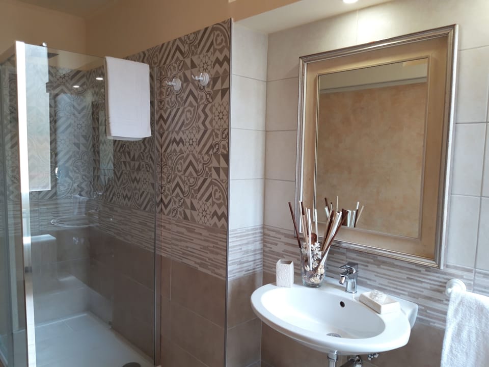 Superior Double Room, Balcony | Bathroom | Shower, free toiletries, hair dryer, towels