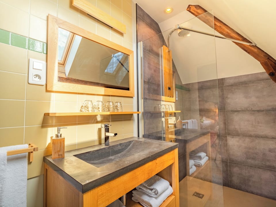 Quadruple Room | Bathroom | Shower, free toiletries, towels