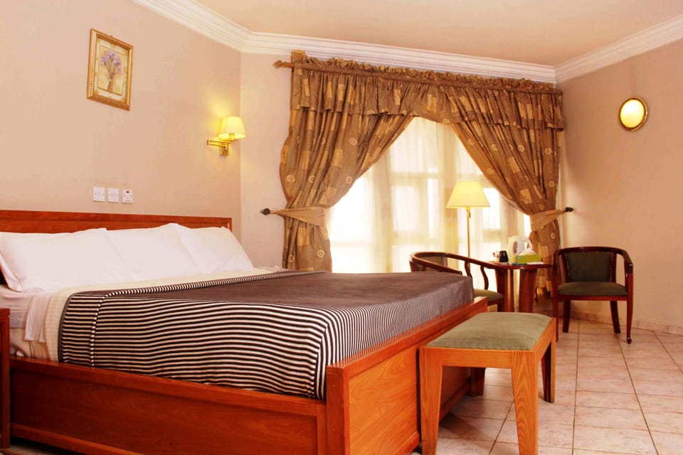 Business Suite | Premium bedding, down comforters, in-room safe, desk