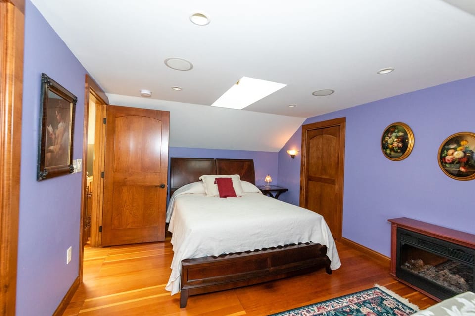 Lori's Room | Individually decorated, individually furnished, blackout drapes