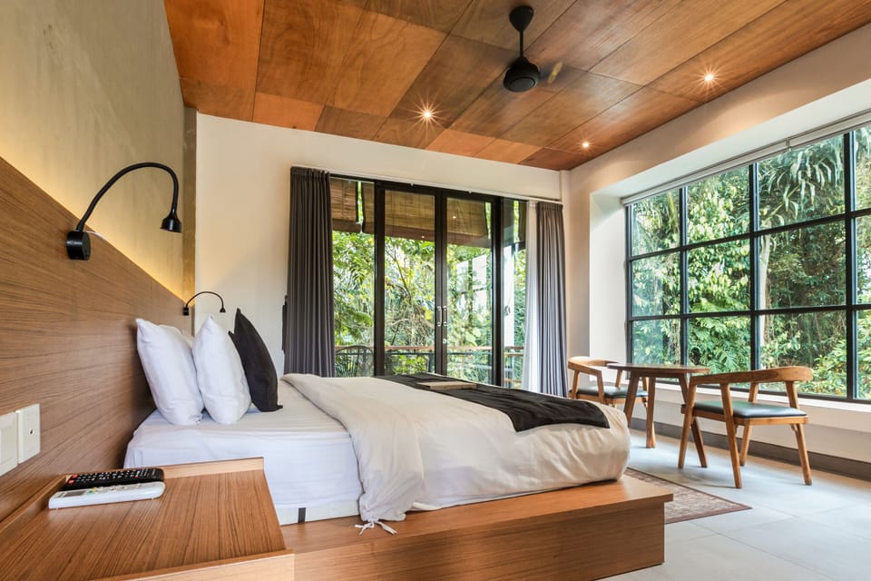 Deluxe Suite, Garden View | Minibar, in-room safe, desk, laptop workspace