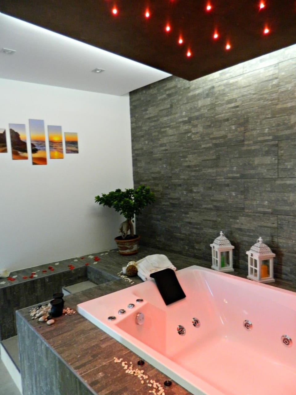 Shower, rainfall showerhead, free toiletries, hair dryer