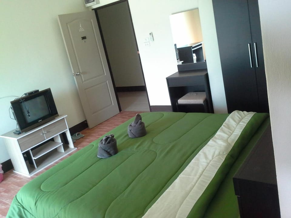 Desk, blackout drapes, rollaway beds, free WiFi