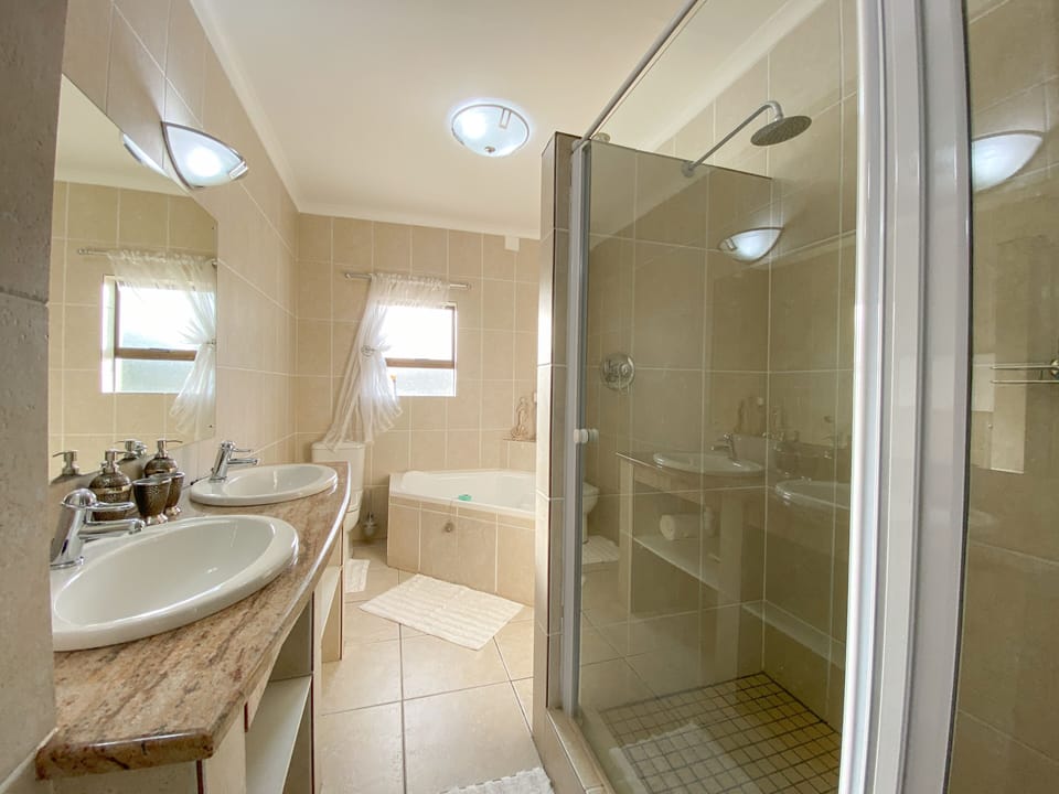 Executive Apartment | Bathroom | Free toiletries, hair dryer, towels, shampoo