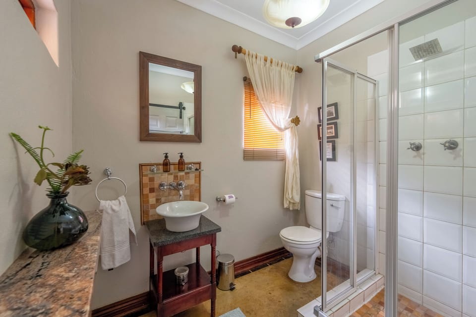 Iona Standard Room | Bathroom | Shower, free toiletries, hair dryer, towels