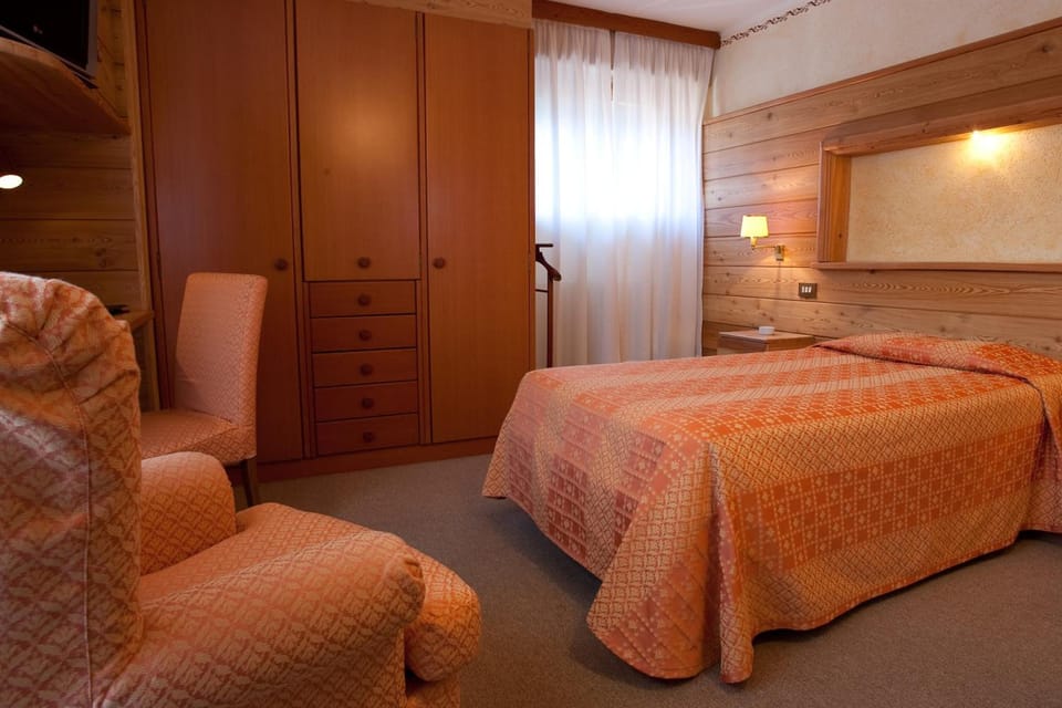 Minibar, in-room safe, desk, free WiFi