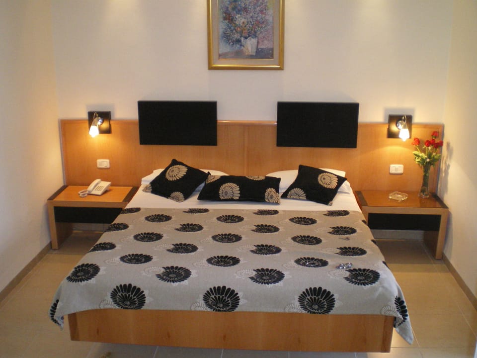 Standard Twin Room | Blackout drapes, free cribs/infant beds, free WiFi, bed sheets