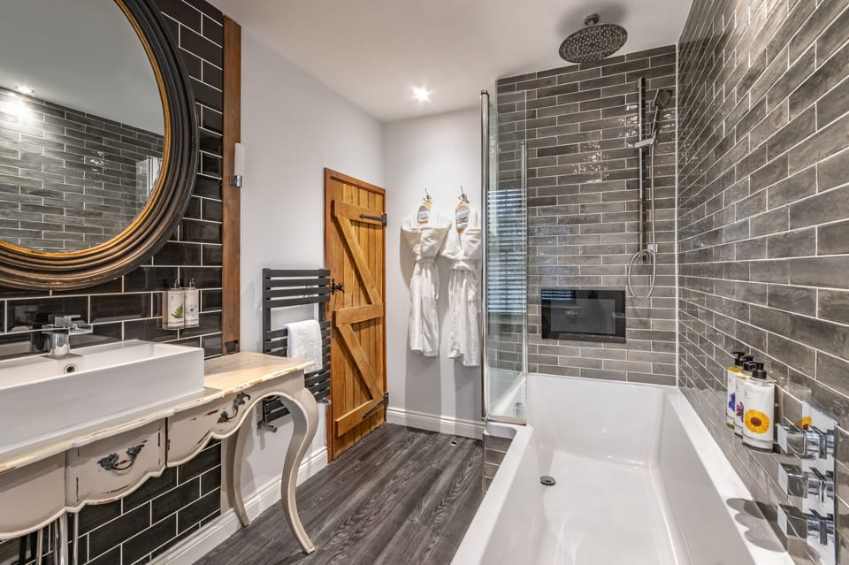 Cottage (Private Cottage) | Bathroom | Combined shower/tub, free toiletries, hair dryer, bathrobes