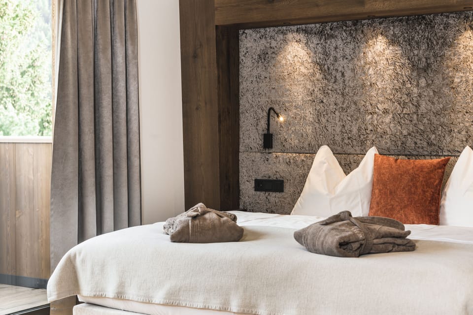 Basic Suite | Premium bedding, down comforters, in-room safe, desk