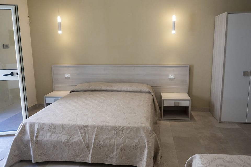 Double Room | In-room safe, desk, blackout drapes, free cribs/infant beds