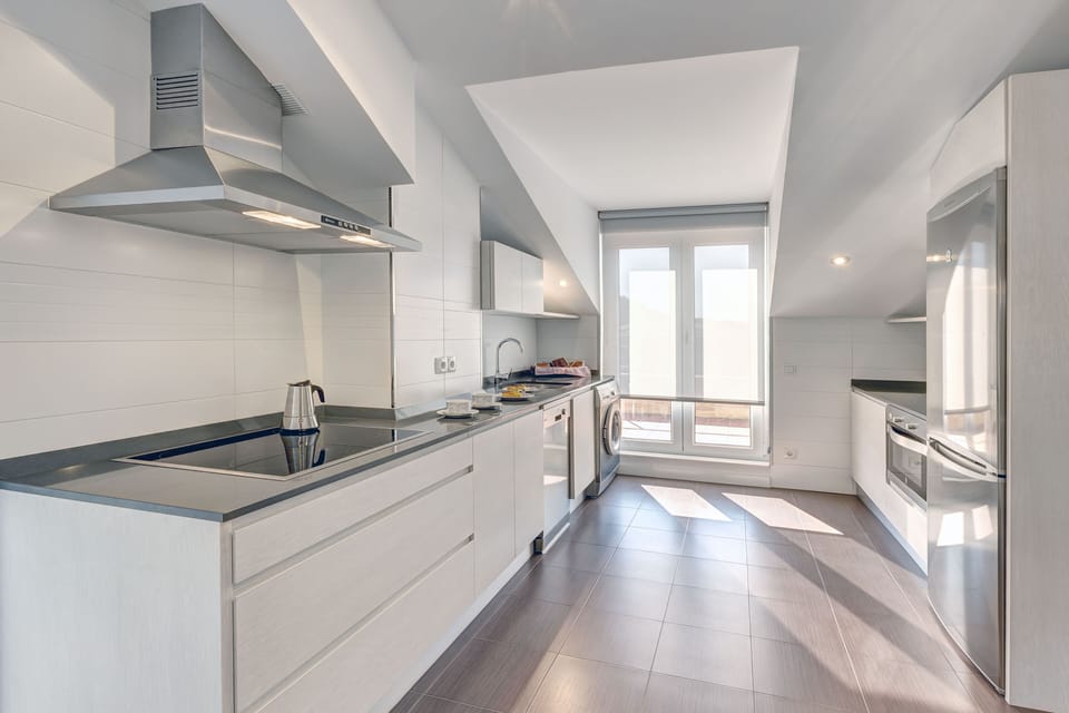 Full-size fridge, microwave, oven, stovetop