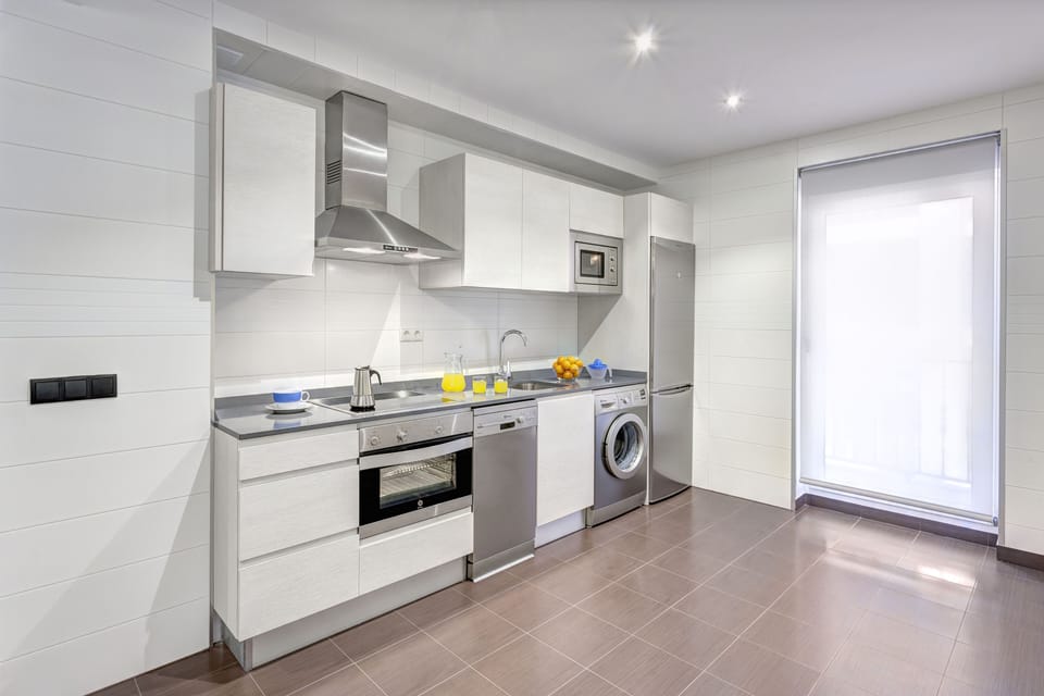 Full-size fridge, microwave, oven, stovetop