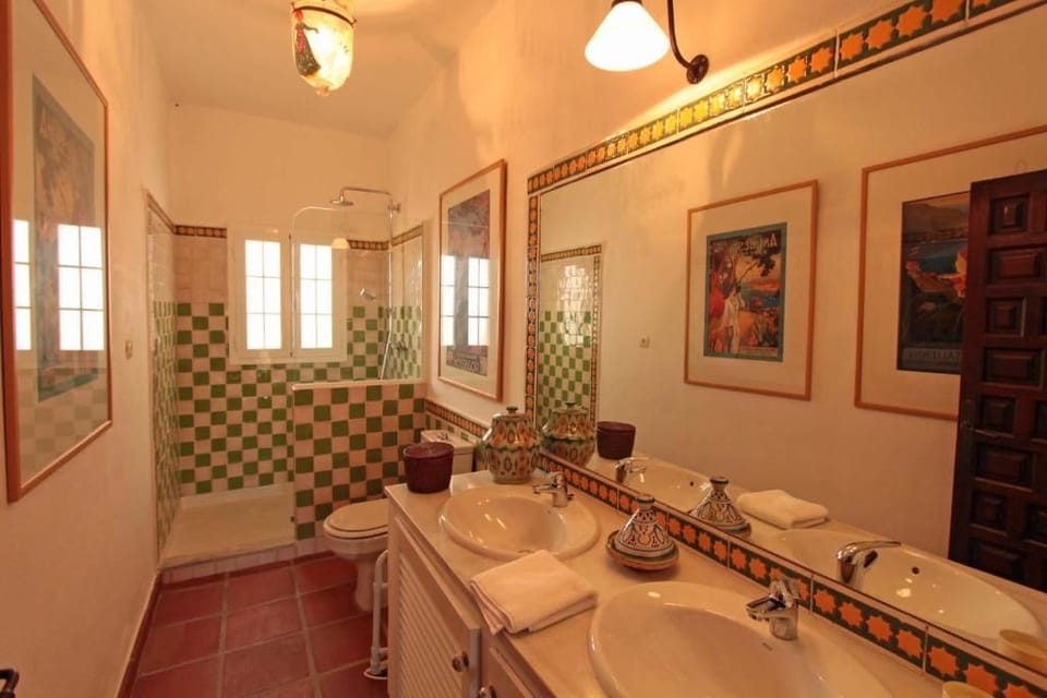 Suite, 1 Double Bed | Bathroom | Shower, rainfall showerhead, hair dryer, towels