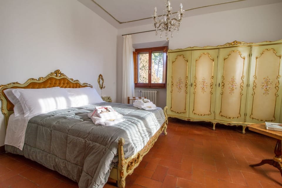 Deluxe Room, 1 Queen Bed, Ensuite, Garden View (Reale) | Minibar, individually decorated, individually furnished, desk