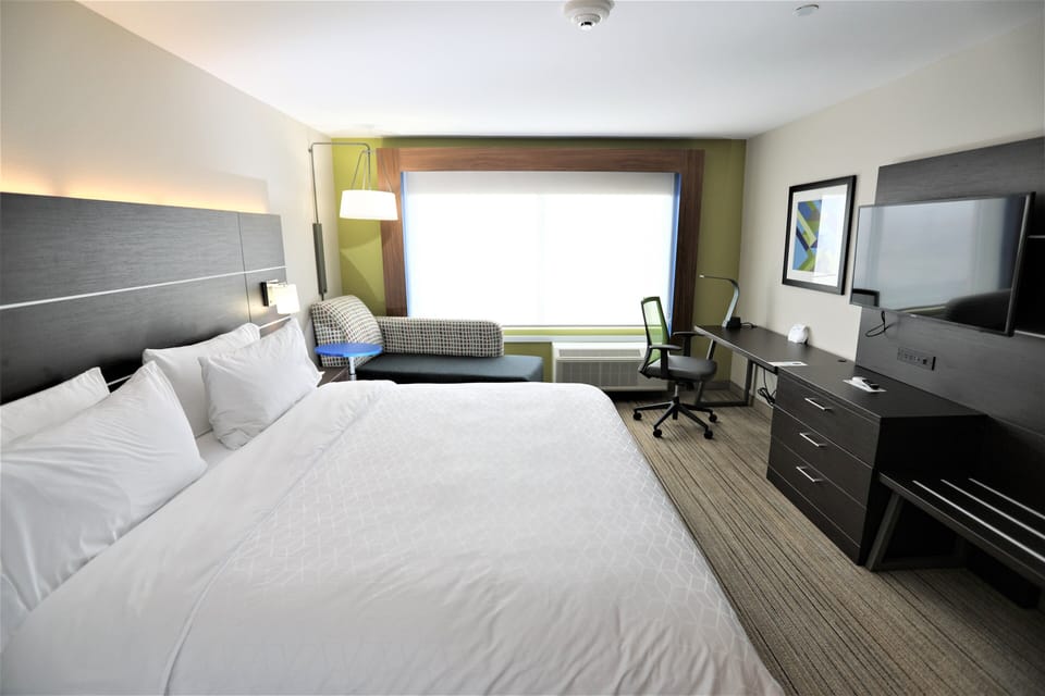 Standard Room, 1 King Bed | Desk, blackout drapes, iron/ironing board, cribs (surcharge)