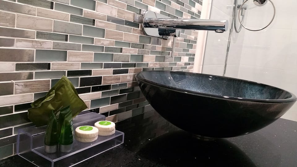 Bathroom sink