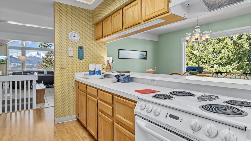 House, 4 Bedrooms | Private kitchen | Coffee/tea maker