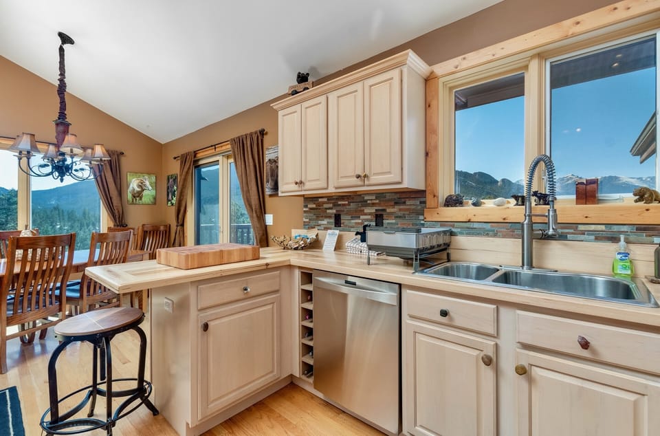 House, 3 Bedrooms | Private kitchen | Coffee/tea maker, fridge, microwave, oven