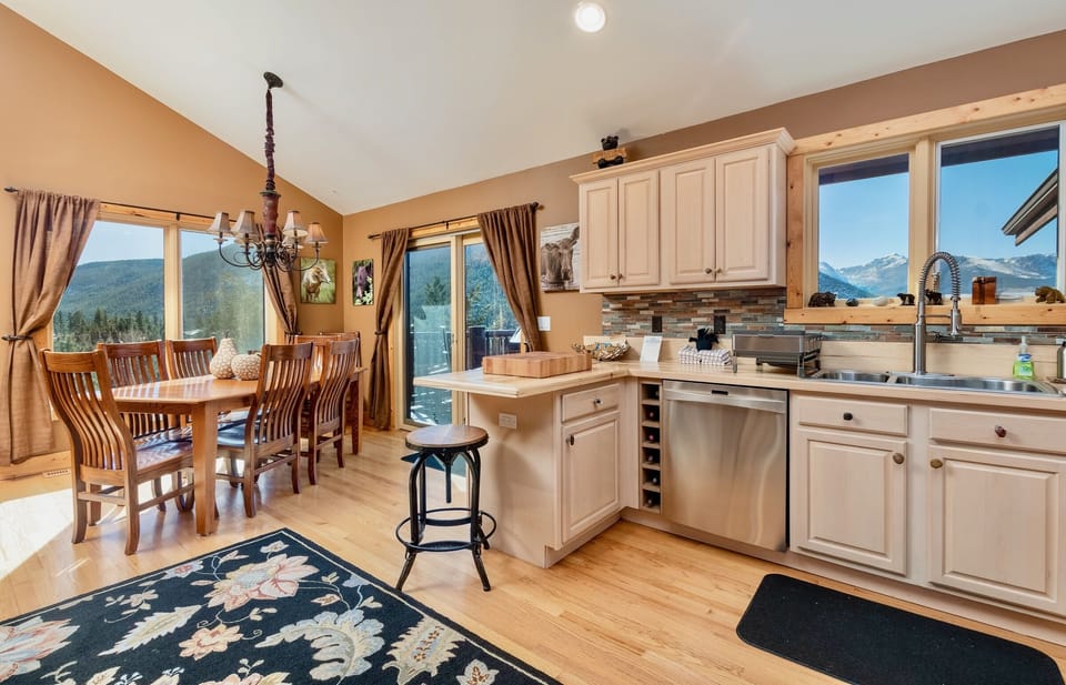 House, 3 Bedrooms | Private kitchen | Coffee/tea maker, fridge, microwave, oven