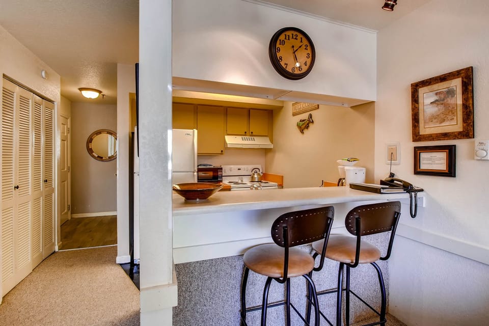 Condo, 1 Bedroom | Private kitchen | Coffee/tea maker, oven