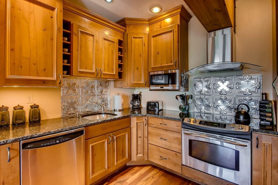 Condo, 3 Bedrooms | Private kitchen | Coffee/tea maker, oven