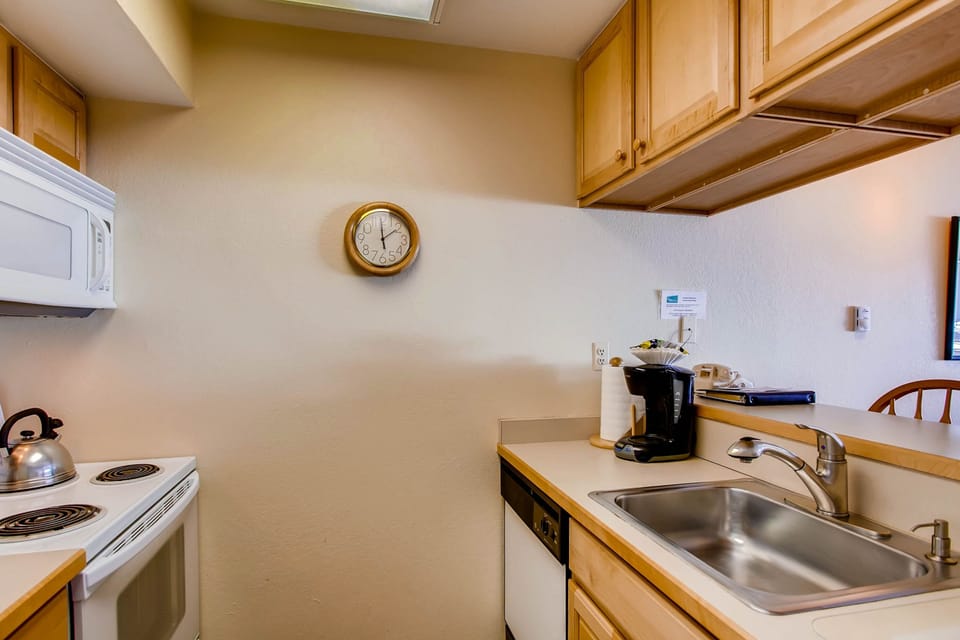Condo, 1 Bedroom | Private kitchen | Coffee/tea maker, oven