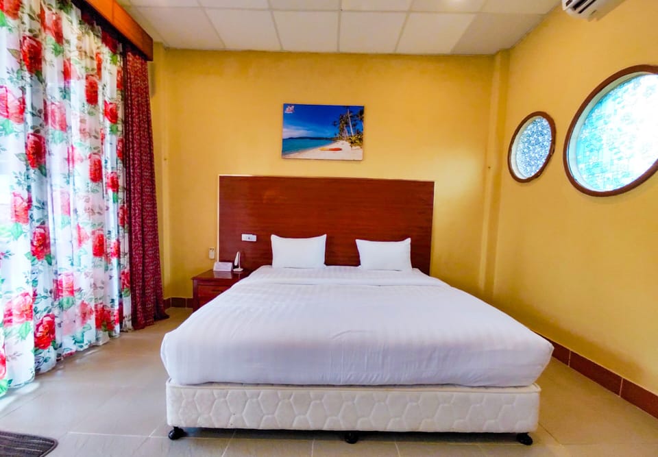 Pillowtop beds, minibar, desk, blackout drapes