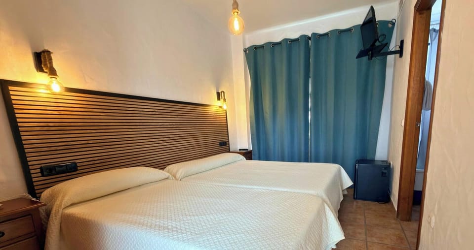 Standard Double Room (matrimonio + niño) | Minibar, desk, free WiFi, bed sheets
