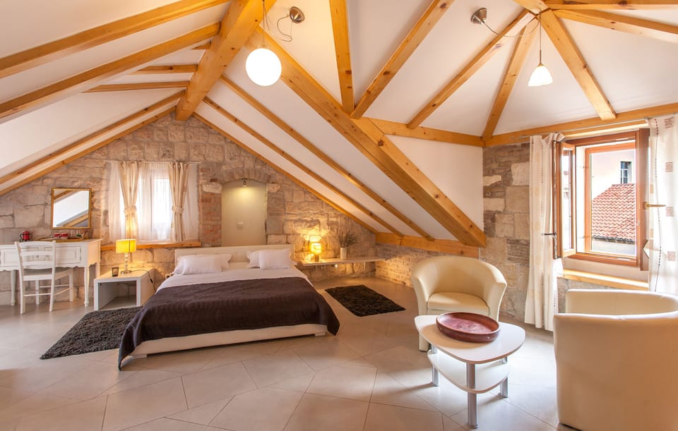 Triple Room | Pillowtop beds, desk, soundproofing, free WiFi